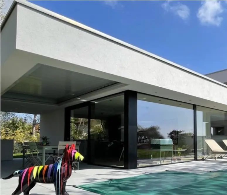 Maison avec grandes baies vitrées